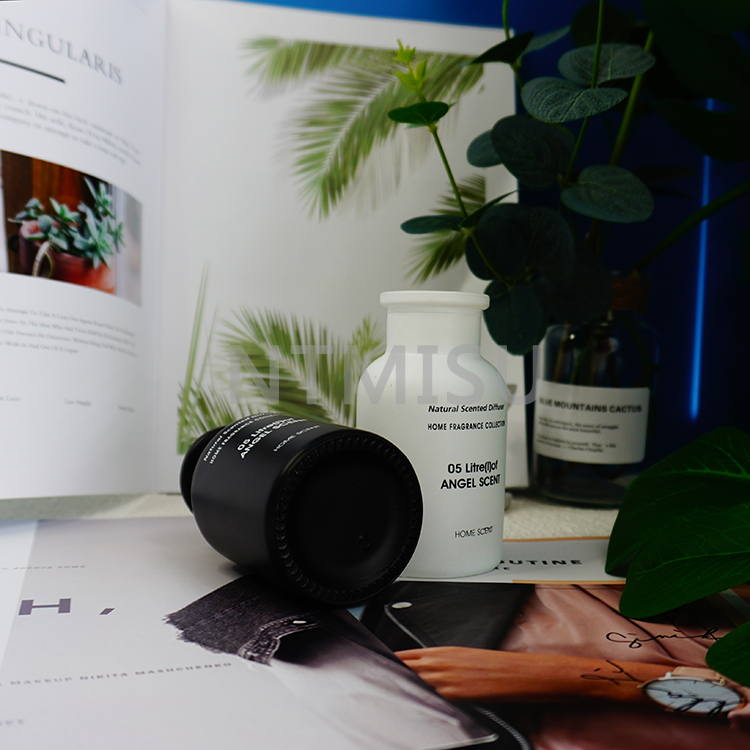 Black And White Belly Aromatherapy Bottle Custom Color Glass Bottle Fragrance Ornaments