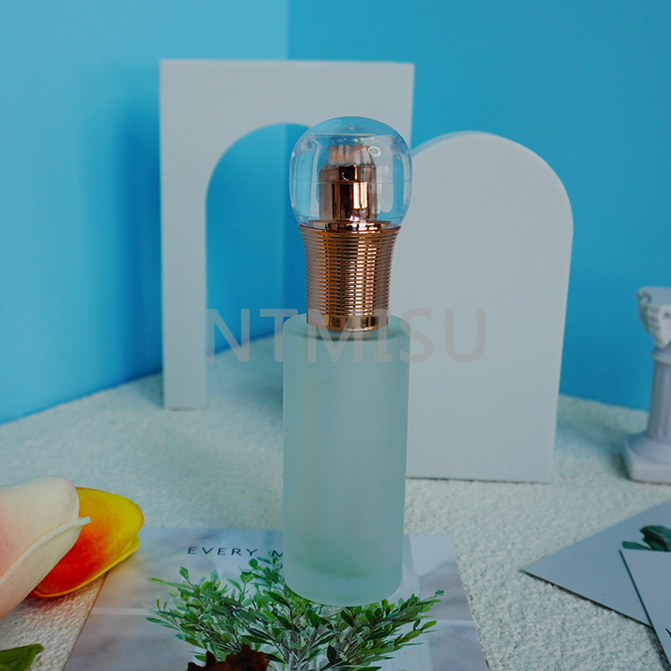 18 410 Luxury Shiny Golden Treatment Pump with Bowling Ball Shape Cap and External Spring