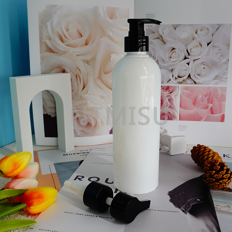 28 410 Classic Style Curved Nozzle Shiny Black Lotion Pump For Liquid Dispensing