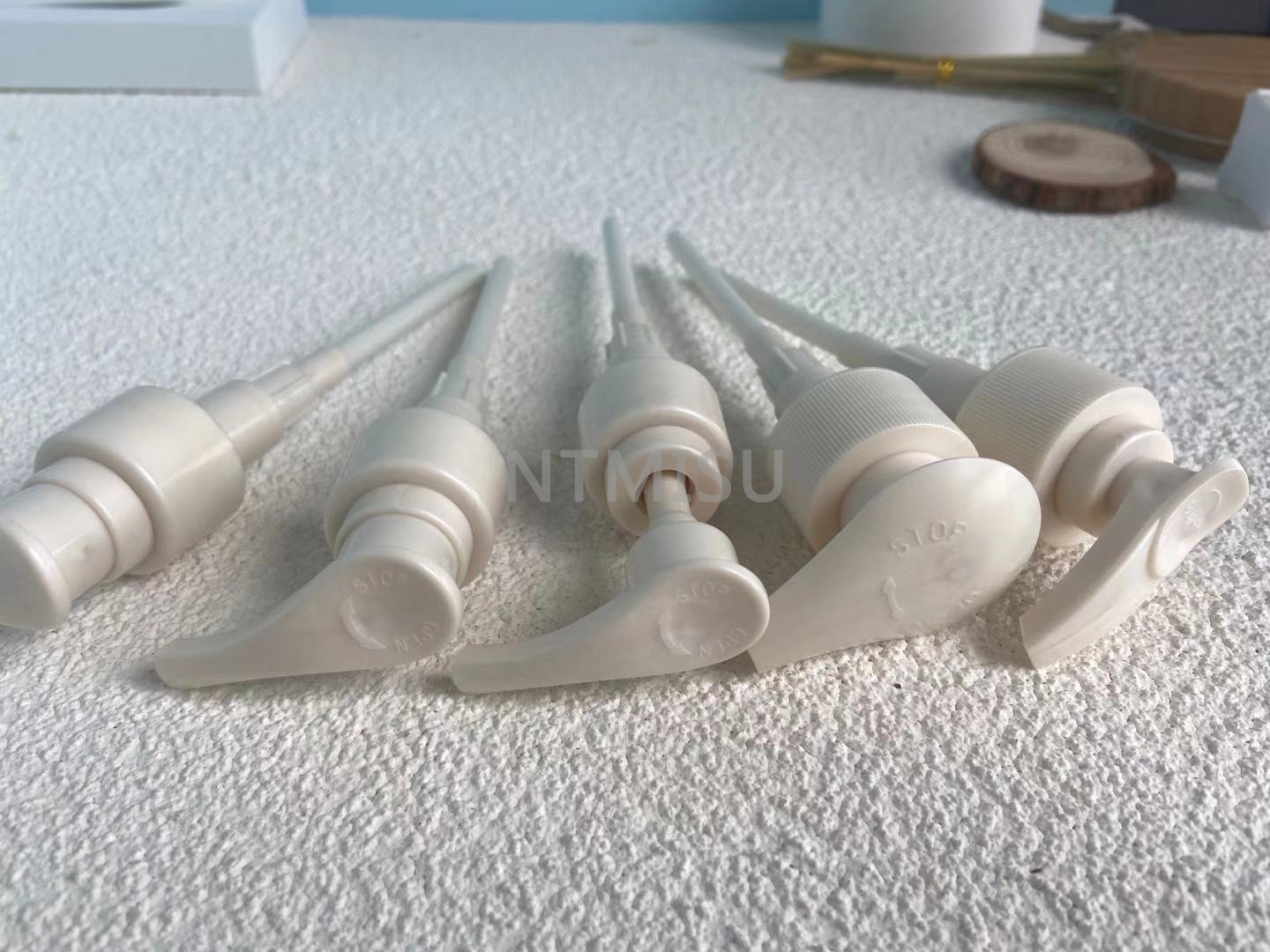 High Quality PLA Curved Nozzle Liquid Pump Dispenser White Natural Lotion Pump