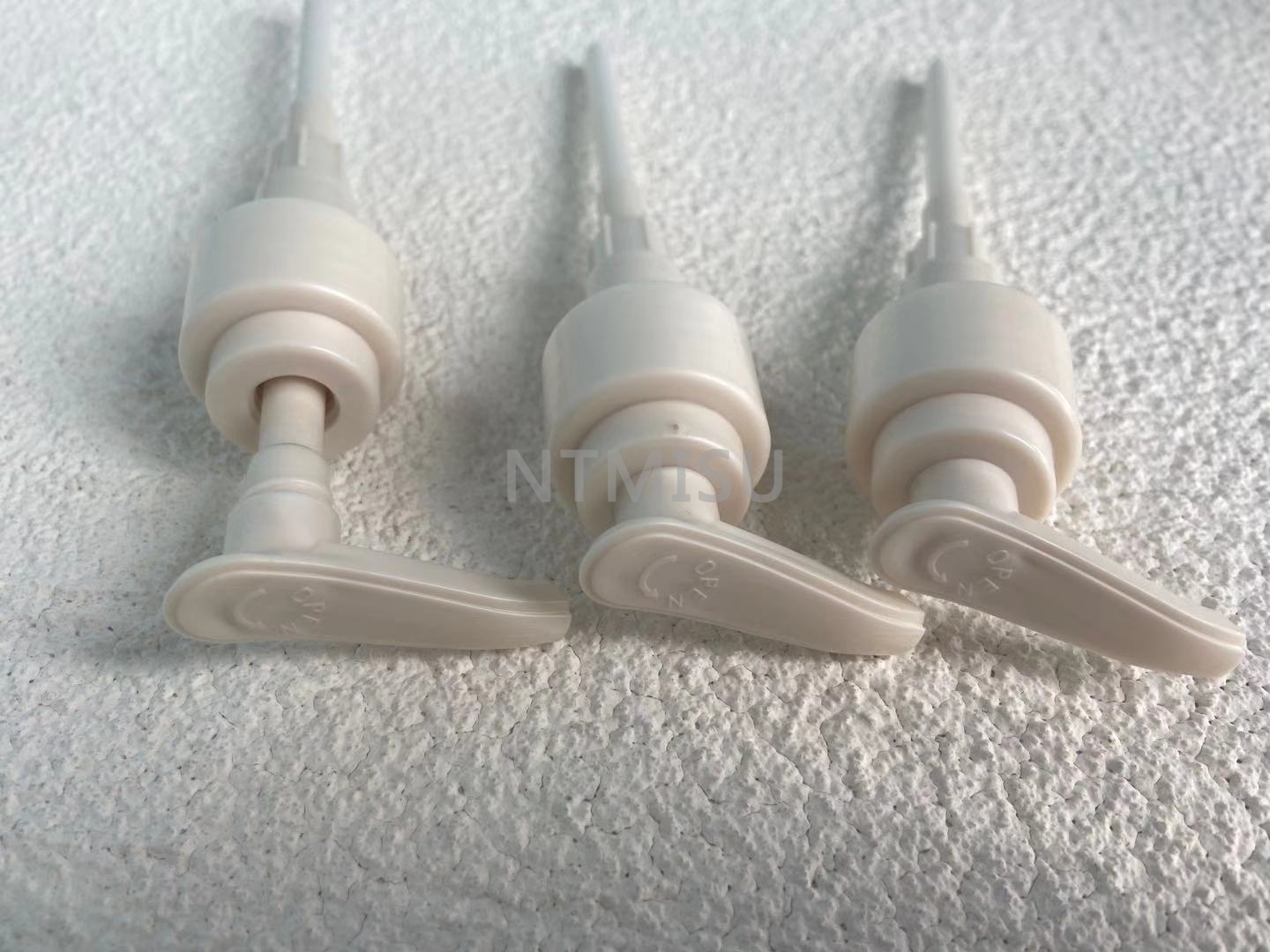 High Quality PLA Curved Nozzle Liquid Pump Dispenser White Natural Lotion Pump