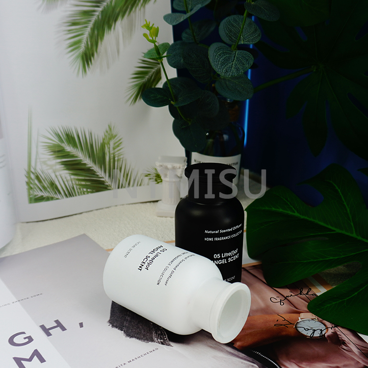 Aromatherapy bottle 121g Black White Narrow neck glass bottle with English on the surface