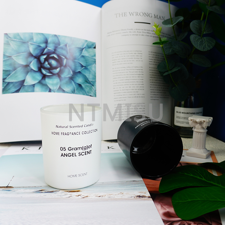 High Quality Black White Glass Aromatherapy Bottle with English on The Surface