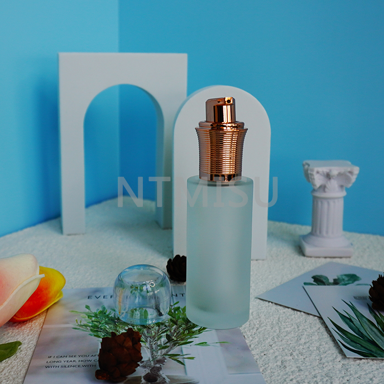 18 410 Luxury Shiny Golden Treatment Pump with Bowling Ball Shape Cap and External Spring