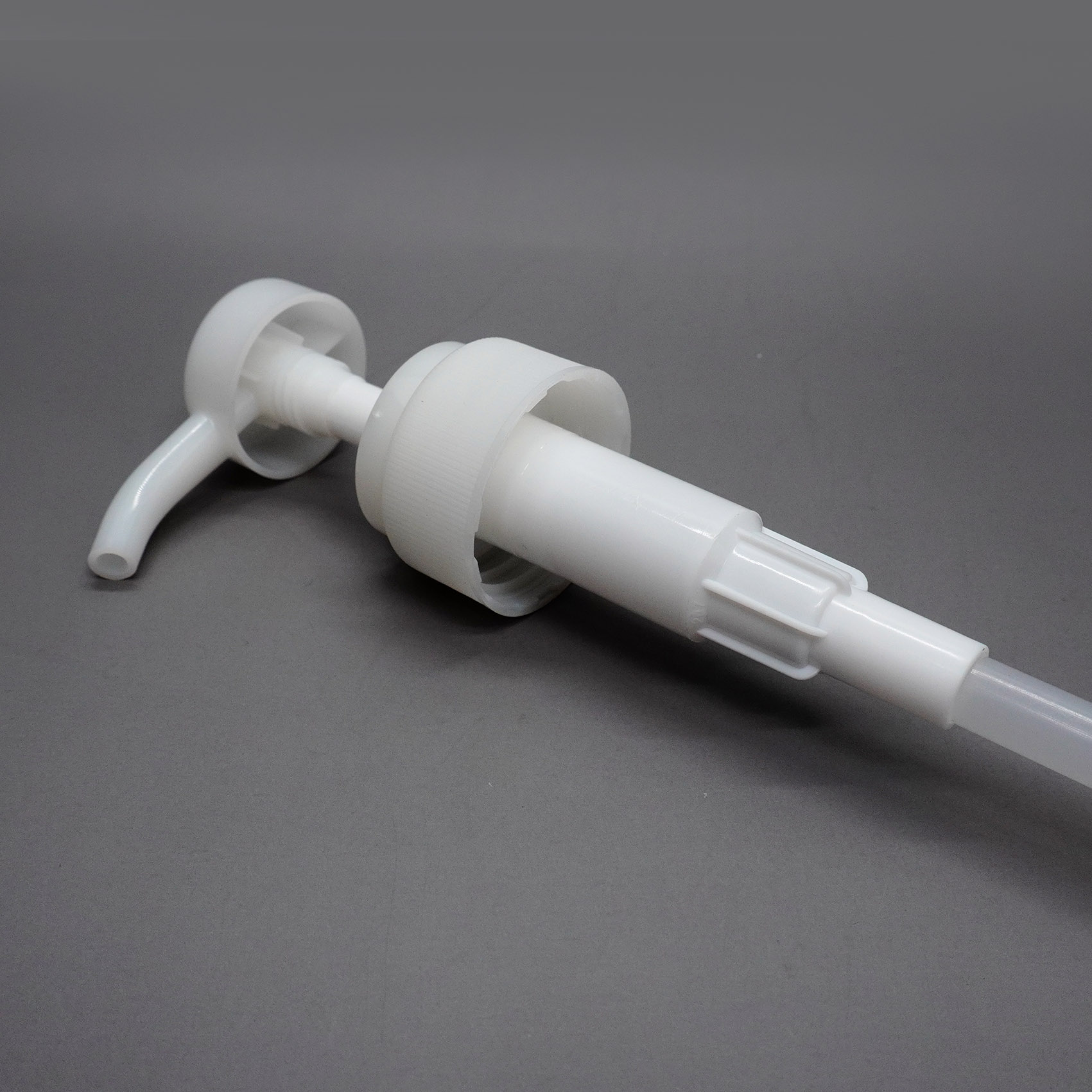 32 410 Milk White Shampoo Lotion Pump