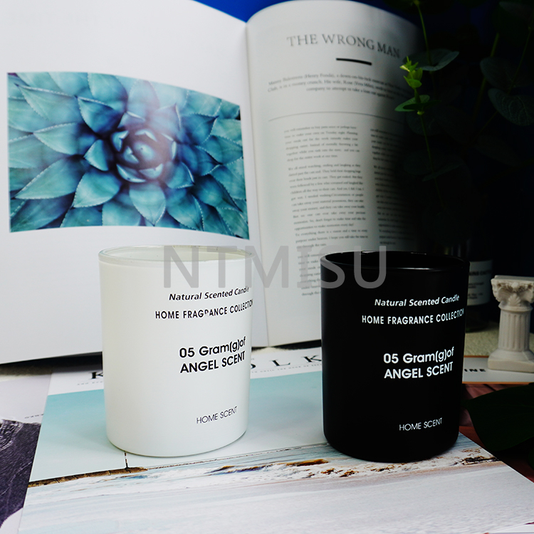 High Quality Black White Glass Aromatherapy Bottle with English on The Surface