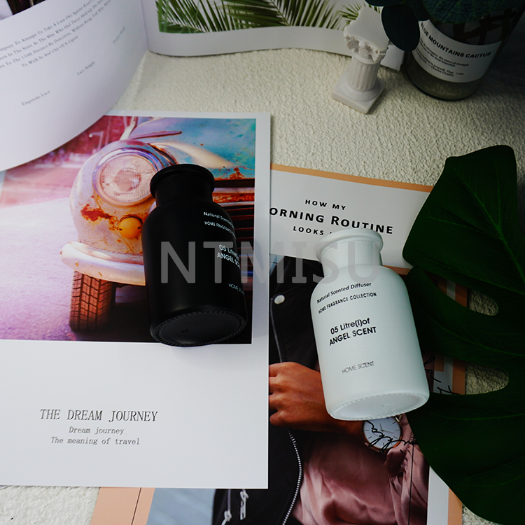 Black And White Belly Aromatherapy Bottle Custom Color Glass Bottle Fragrance Ornaments