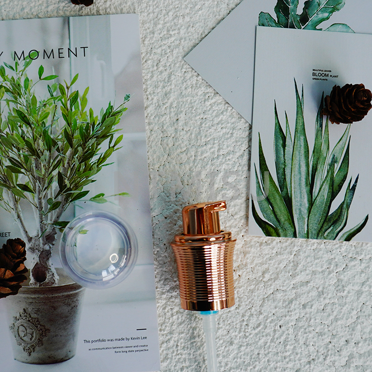 18 410 Luxury Shiny Golden Treatment Pump with Bowling Ball Shape Cap and External Spring